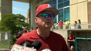 LIVE UPDATES: Hogs face elimination against Murray State at the MCWS
