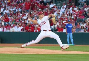 Arkansas wins Fayetteville Regional with 8-3 victory over Creighton